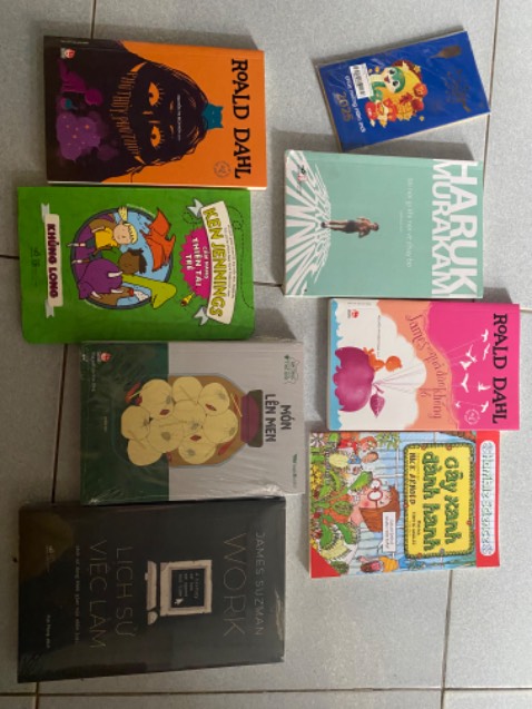 10 điểm cộng không có nhưng . Quyển đầu tiên đọc của tác giả , dù Rừng Na Uy rất nổi tiếng nhưng mình vẫn chưa đọc . Một quyển sách đề cập đến chuyện vận động , thể thao , cụ thể là đi bộ và một chút về ba môn phối hợp , nhưng không hề nhàm chán , thích lối sống mà tác giả đã chọn , nó rất hưởng thụ , kỉ luật và lành mạnh . Bên cạnh đó là những suy nghĩ , có chút triết lí về cuộc sống . Đọc thấy thư thả và suy ngẫm . Quyển này đọc xong thấy thư giãn hơn cả quyển Yêu những điều không hoàn hảo nữa . Bạn nào cần chút bình yên và tí động lực cuộc sống thì nên mua đọc nhé.