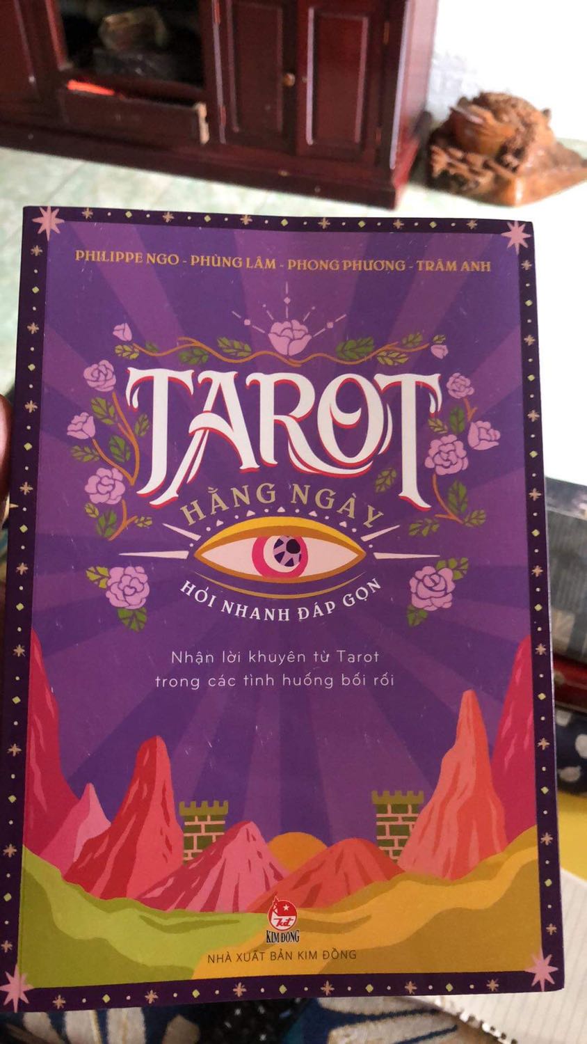 Sách to hơn mình nghĩ, chất lượng giấy màu in tốt, dễ đọc hình ảnh cũm dễ thương phù hợp cho các bạn mới nhập môn tảot. Rất đáng mú