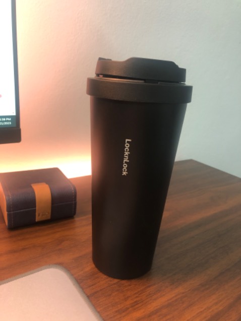 tầm vài năm trước mình cũng đã mua một ly giữ nhiệt của l&l, bị mất nên nay mua lại. mình không nhớ tên ly cũ nhưng phần nắp của ly này cải tiến rõ rệt so với cái cũ mình đã dùng đặc biệt là tính năng nhấn để mở rất tiện. mình sử dụng tầm lần thứ 3 là đã hoàn toàn không thấy mùi nhựa nữa, sờ vào nắp ly cũng không có cảm giác nhựa kém chất lượng. chỉ có điều không hiểu sao phần nắp ly hơi bị vênh như hình :((