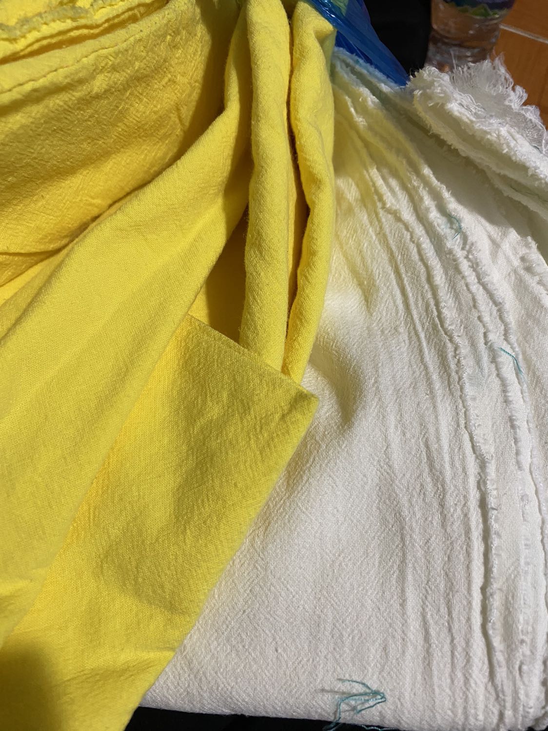 Máy ok, tiết kiệm diện tích, đỡ phải chỉnh chỉ nhiều, có nhiều đường may, thay chân vịt dễ với nhanh. Nhưng mà may máy công nghiệp quen mà qua máy này hơi bất tiện xíu, nhấc chân vịt mất công hơn nhiều haha. Dưới đây là đồ mình may bằng máy mới mua nè