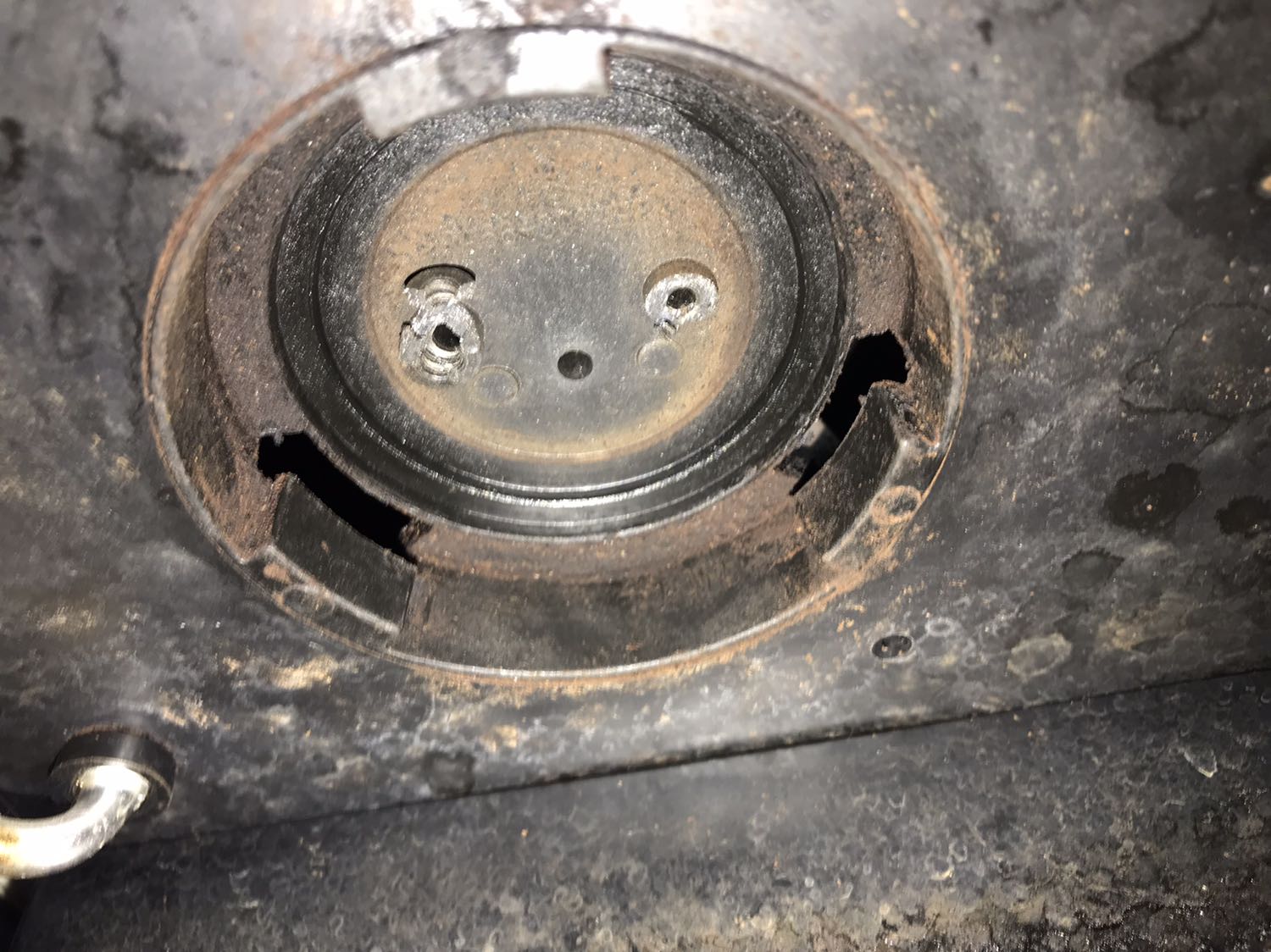 Máy cho ra chất lượng cafe ổn. Nhưng đây là lần thứ 3 tôi gặp lỗi này. 2 lần trước tôi đã mua mới vì nghĩ chắc do máy bị lỗi kỹ thuật. Nhưng đến lần này thì tôi nghĩ đây là lỗi của cả model này. Lần trước được ~ 1 năm. Lần này được 1 năm 2 tháng. Mỗi tuần tôi sử dụng khoảng 3-4 lần. 
Tôi có gọi lên tổng đài tiki thì được báo là lỗi này không nằm trong chính sách bảo hành. Như vậy thì máy này mua, sử dụng được 1 năm rồi sẽ phải bỏ. Hoặc phải mua lại linh kiện mới…, tôi nghĩ như vậy không hợp lý. 
Các bạn có nghĩ trường hợp này nên được support không? Tôi tin là có nhiều khách hàng khác đã mua model này gặp vấn đề giống tôi.