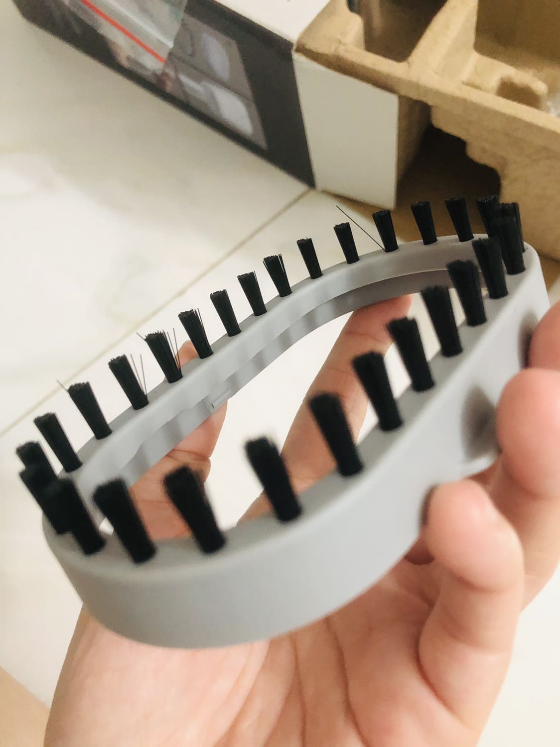 Mình mua được giá tốt do đang khuyến mãi. So với mức giá này thì chất lượng khá tốt, ủi áo khá ổn, không thể thẳng hoặc ủi ly như bàn ủi thường. Máy cầm chắc tay. Phụ kiện chưa sử dụng nên chưa biết có tốt không, bàn chải thì các sợi nhựa kích thước dài ngắn ko đều. Một bình nước thì chỉ có thể ủi được 2 cái áo sơ mi. Tháo lắp dễ nhưng đổ nước còn dư thì hơi khó. Hãng có lưu ý thiết kế máy hoạt động bằng nước tinh khiết đã khử khoáng nên phải chú ý loại nước đổ vào máy khi sử dụng.