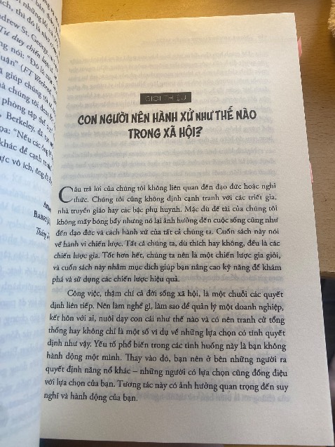Sách được giao nhanh đóng gói cẩn thận và nguyên vẹn. Cá nhân mình cảm nhận thấy sách khá “khó nhai” vì lượng lý thuyết đồ sộ. Nhưng cũng đáng được cân nhắc mua.