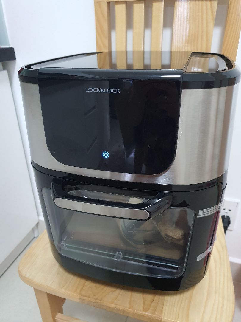 Giao hàng vào đúng lúc mưa gió, thùng hàng bị ướt nhẹ vài chỗ, tuy nhiên Tiki đóng hàng chắc chắn nên bên trong không bị sao. Hàng mới, đủ phụ tùng và phiếu bảo hành. Nhìn chung là rất hài lòng.