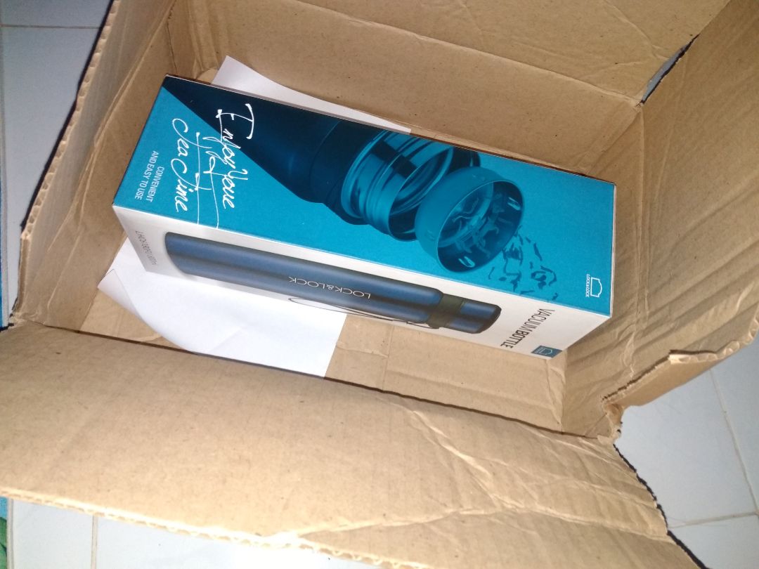 Tiki đóng gói sản phẩm cực kì kém. Giao đến nơi thì thùng đã bị móp méo. Không có mút xốp chống va đập. Lúc mở ra thì hộp đã bung vỏ luôn rồi. Bình thì nhẹ hơn cái đang dùng. Không biết là có chính hãng không nữa. Thất vọng tràn trề.