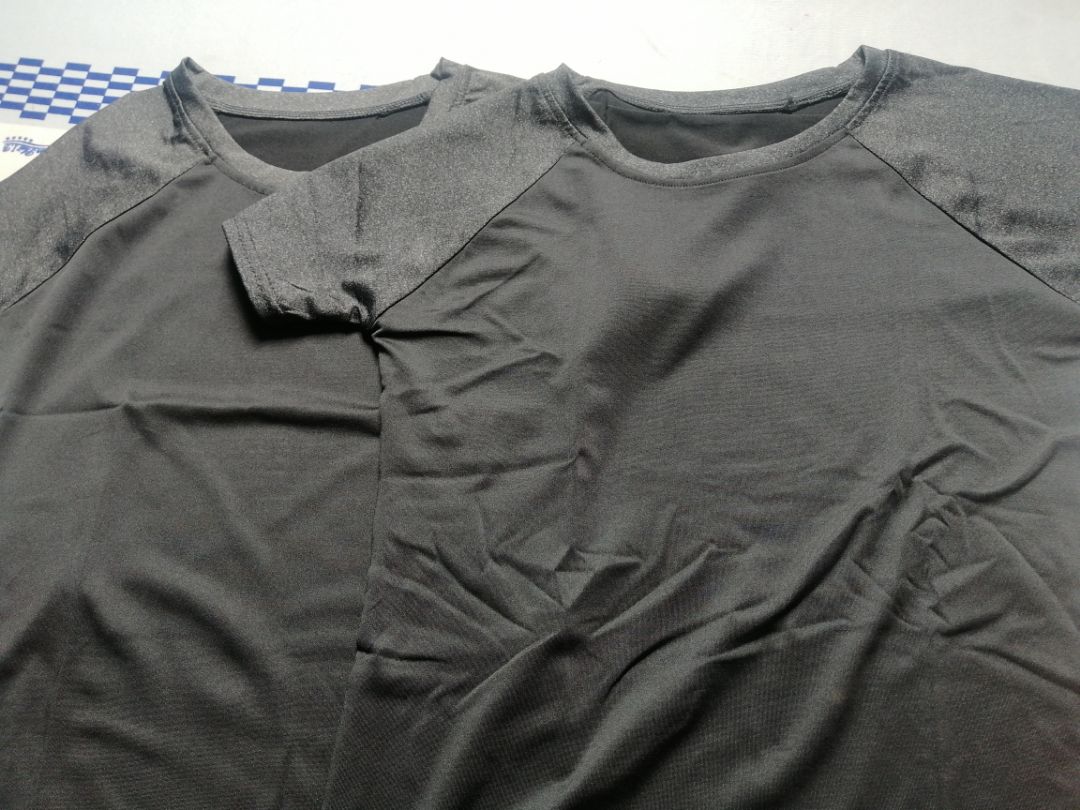 Áo nhẹ, đường chỉ 2 kim nên dễ bung hàng loạt. Mua size M và L nhưng M hơi chật, mình 45kg.