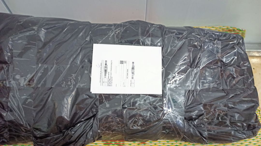 Tiki giao hàng nhanh, đóng gói nhìn có vẻ kĩ nhưng do sản phẩm làm bằng sắt khá mỏng nên 1 bên bị cong vênh lên. Nhưng theo mình với giá như trên thì sản phẩm như vậy là hợp lý