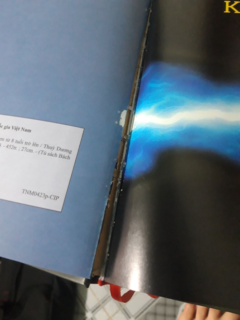 ưu điểm: tranh ảnh minh họa rất đẹp luôn, anh shipper rất dễ thương lúc ship dù lúc ship hàng trời mưa rất to, ship hàng nhanh hơn dự kiến tận 1 ngày luôn đó, mình mua với giá hời  (262k thôi)
nhược điểm: đóng gói ko đc kĩ càng cho lắm, chỉ có mỗi hộp bên ngoài làm sách của mình bị móp hết trơn huhu :(( góp ý chút là lần sau nên bọc thêm lớp chống sốc 
nếu cho điểm thì mình sẽ cho 9.9/10