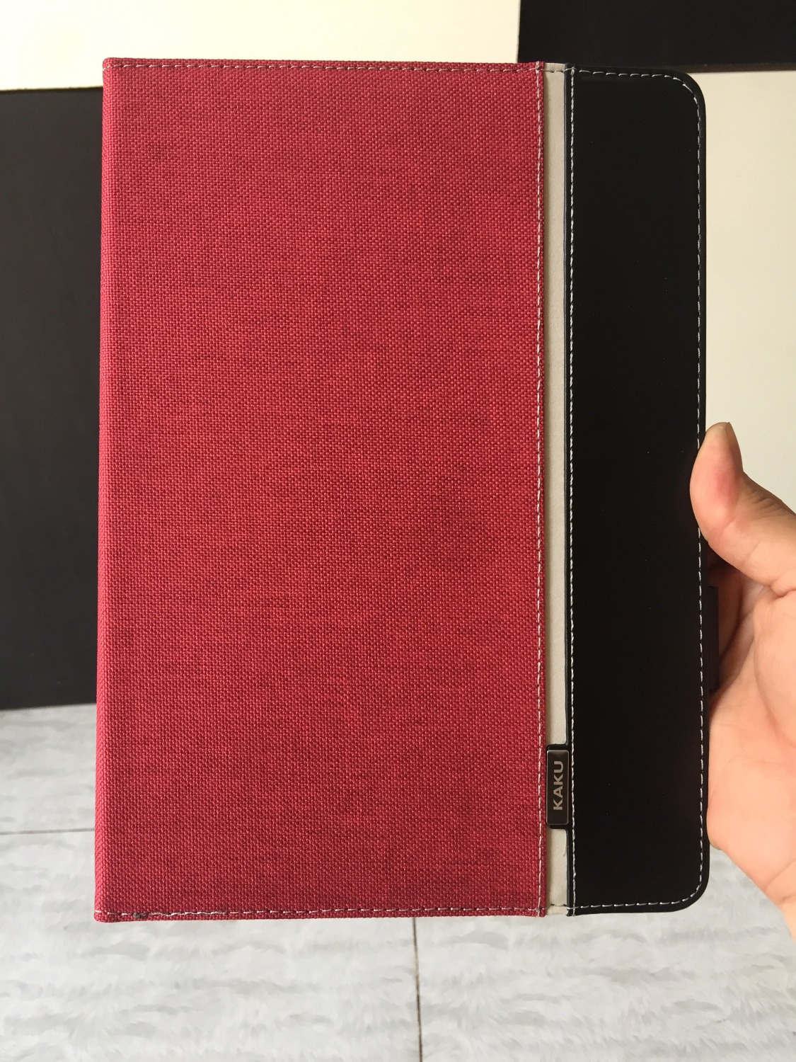 Mình đã biết đến và sử dụng sản phẩm bao da Kaku một thời gian khá lâu. Lần này vẫn rất hài lòng với dòng sản phẩm mới bao da vải này. Thiết kế sắc sảo, cầm rất chắc tay, sang trọng, case dẻo không bị trầy máy. Nói chung rất hài lòng về chất lượng sản phẩm trong tầm giá này, không thua kém các bao da đắt tiền tại store.