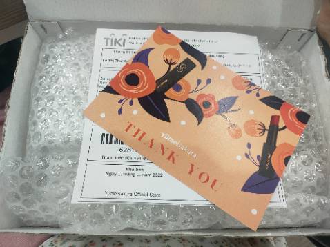 Đóng hàng rất cẩn thận. Có cả thiệp, vỏ son xinh,  son mượt. Oki nha