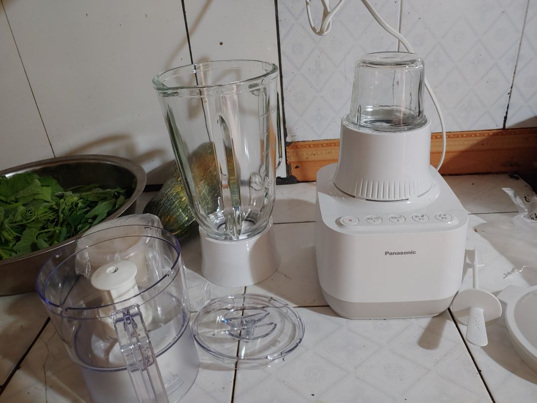 Máy dùng rất đáng đồng tiền bát gạo. Đang dùng Philips thấy rất okie rồi mà hỏng nên thử mua cái Pana mà ưng thật sự. cối thủy tinh chắc chắn và an toản khi xay thực phẩm
 Xay thì rất mịn và không hề rung lắc hay kêu quá to. 
Điện Máy Xanh thì giao hàng siêu nhanh, đặt đêm hôm trước mà sáng hôm sau đã gọi giao rồi dù mình không ở thành phố lớn. Nhân viên giao hàng thân thiệt
5 sao cho cả Panasonic và Điện máy xanh