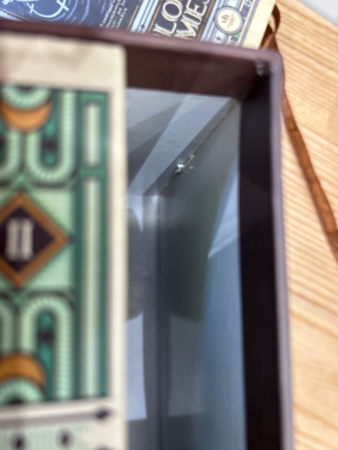 Phần keo bị dính vào bìa sách bị mất thẩm mĩ, bìa sách bị rách