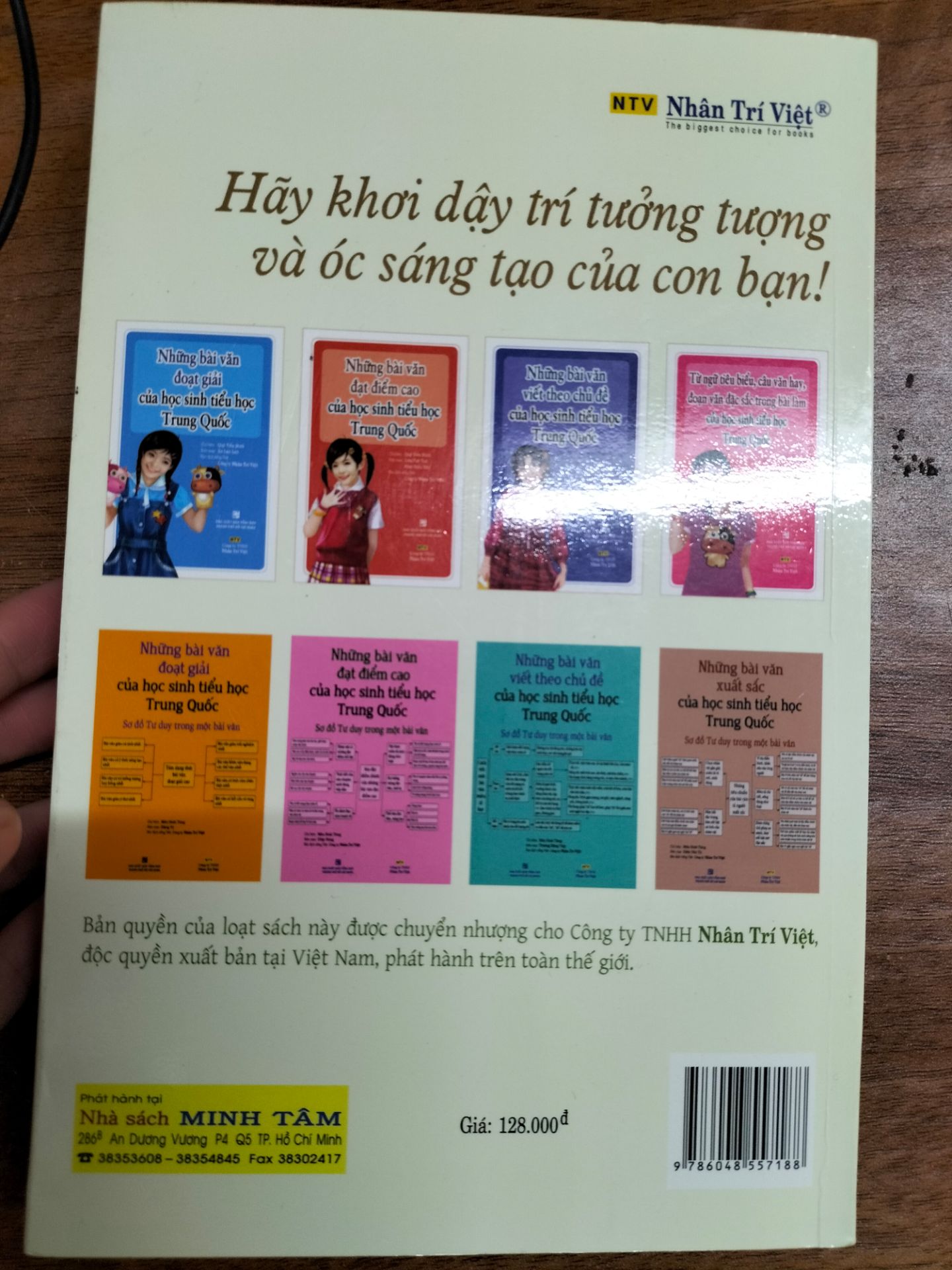 Tiki giao hàng đúng dự kiến, sách mới, không bị nhăn hay bẩn bìa sách. Về nội dung thì sách có nhiều bài văn rất hay với cách suy nghĩ, hành văn đặc sắc của các em học sinh Trung Quốc.