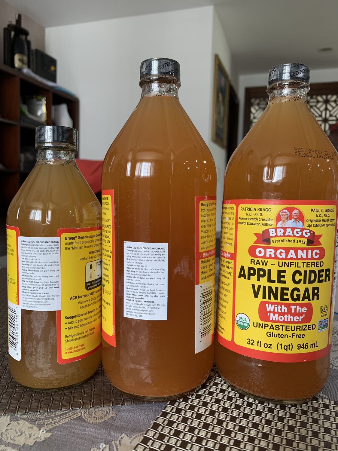 Mình đã mua dấm táo của Thiện Nhân  vài lần rồi,lần này mình mua 2 chai lớn,1 chai nhỏ mà sao chai nhỏ màu nhạt hơn,date in bị lem là sao vậy shop?