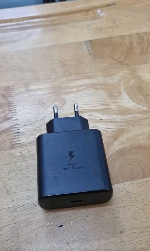 Sản phẩm sạc siêu nhanh 2.0, sạc vào con điện thoại s24 ultra của tôi rất nhanh. Củ sạc lại không nóng lắm. Rất hài lòng về sp