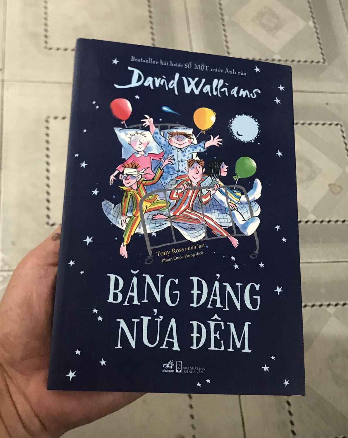 Vui nhộn, ly kỳ, bất ngờ. Là 1 trong 5 cuốn sách yêu thích nhất trong số 52 cuốn sách mình đã đọc trong năm 2021. Cùng tác giả với 1 cuốn khác rất hay là Bà Nội Gangster.
Tiki ship nhanh, sách mới tinh, đóng gói cẩn thận