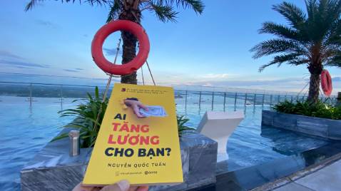 Cuốn sách thứ hai của tác giả mà mình đã đọc sau cuốn Ai Tăng Lương Cho Bạn. Tác giả viết dựa trên những trải nghiệm thật của chính mình nên tính thực chiến khá cao, dễ dàng có thể áp dụng ngay được. Một quyển sách rất đáng đọc cho những ai đang loay hoay tìm lời giải cho doanh nghiệp của mình.