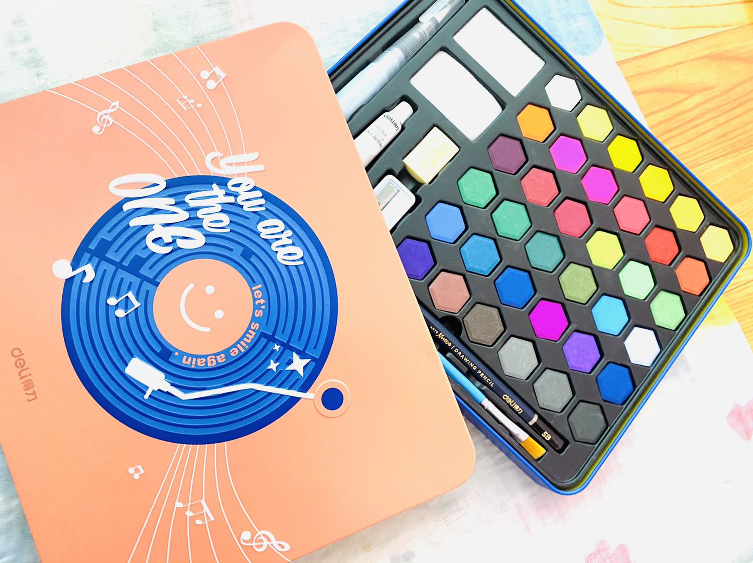 Đóng gói đẹp, mở hộp màu ra cũng đẹp luôn.
Có điều ko có vỉ pha màu nha mng, mình nghĩ ai cần thì đặt mua chung đơn cho tiện, lúc đầu mình tưởng có chung bộ nên ko đặt thêm hic Đóng gói đẹp, mở hộp màu ra cũng đẹp luôn.
Có điều ko có vỉ pha màu nha mng, mình nghĩ ai cần thì đặt mua chung đơn cho tiện, lúc đầu mình tưởng có chung bộ nên ko đặt thêm hic