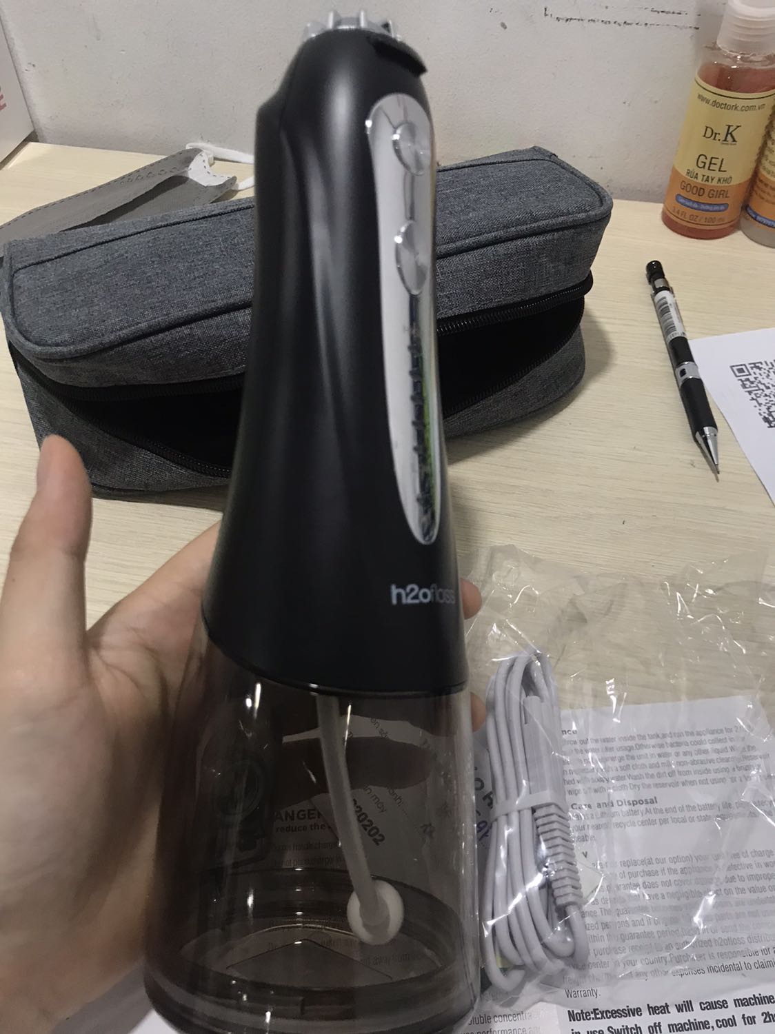 Giao hàng đóng gói chắc chắn. Tiki thì đảm bảo chính hãnh giá mềm. Vòi xịt 5 mức độ okie. Đã ***. Phù hợp với giá tiền. Tuy nhiên mới *** 4 tháng mà máy đang bị lỗi pin xài đc vài giây lag tắt chắc phải mua máy mới :(((