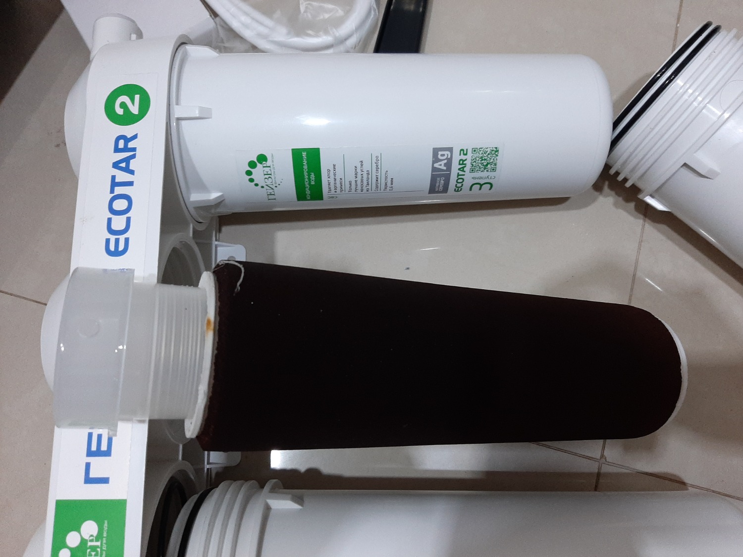 Đặt hàng ngày 21/11 Minh Lam Shop, nhận hàng ngày 26/11 nhưng hôm nay mới có thời gian mở ra kiểm tra để lắp đặt sử dụng.
Kiểm tra bên ngoài và nhắn tin thì đúng là hàng chính hãng và đầy đủ phụ kiện.
Tuy nhiên khi kiểm tra lõi lọc thì phát hiện như sau:
1. Lõi số 1: không có nhãn hiệu.
2. Lõi số 2: bị ướt sũng và nhớt, có vết đen giống bị gỉ sét.
3. Lõi số 3:  Made in Thailand 07/2017.
Hiện tại đang hoang mang và không dám sử dụng.