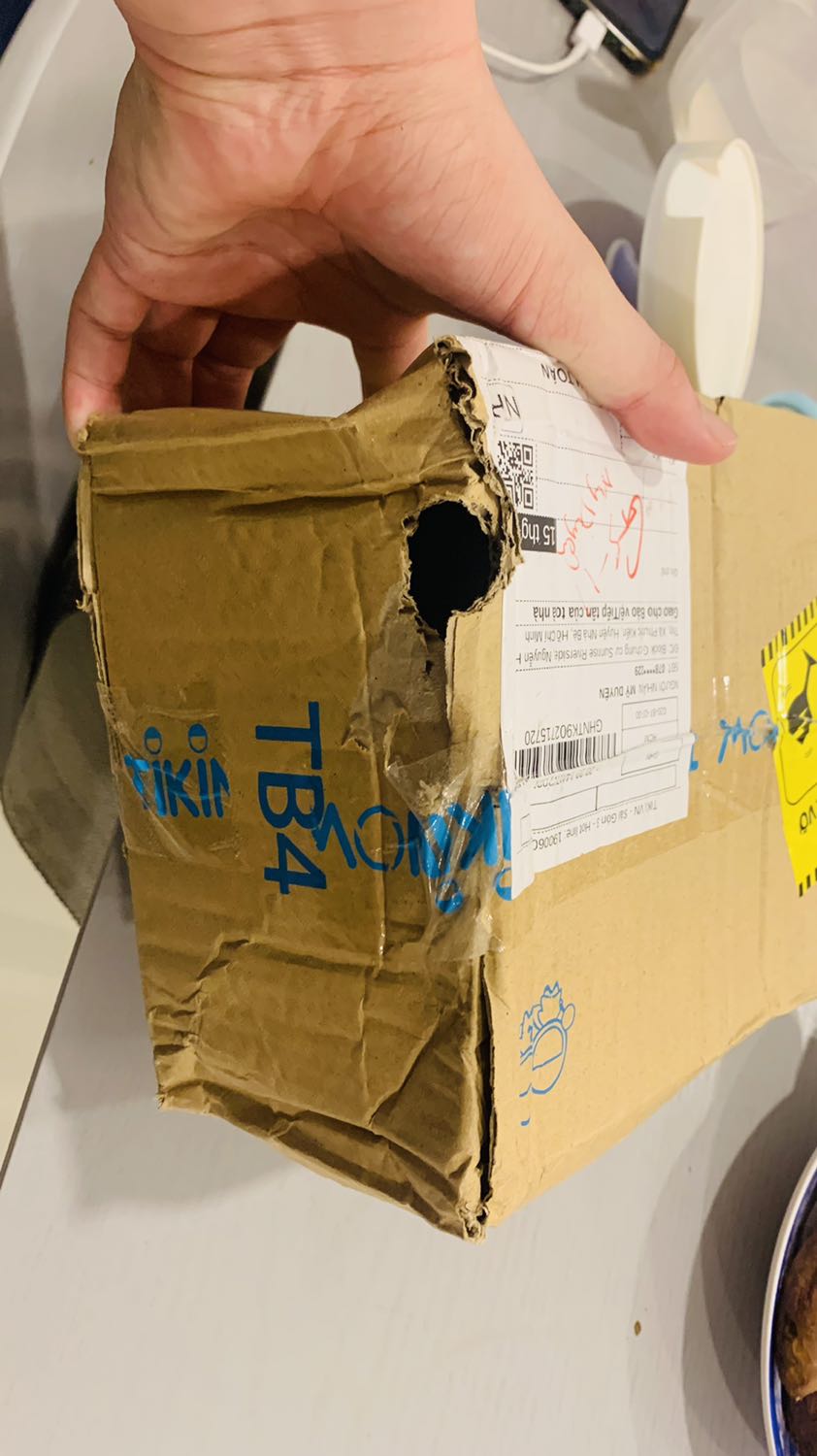 Gói hàng bị chuột cắn,gạo đỗ hết ra ngoài,3 bịch cắn hết 2. Mua cho em bé ăn mà như vầy.