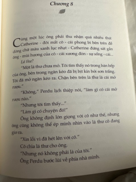 Về chất lượng đóng gói và giao hàng thì không có gì để chê trách, ở đây mình đánh giá về nội dung. Đọc tóm tắt sách mình đã nghĩ đây là một cuốn sách sâu sắc thậm chí còn có phần thông tuệ, tuy nhiên sau khi đọc được gần 100 trang thì mình thấy đã đánh giá sai, sách không phù hợp với mình, nội dung lồng ghép khá nhiều về đời tư và quá khứ của chủ tiệm sách, chuyện tình vụng trộm của ông ta và cách ông ta vượt qua nó đầy tiêu cực/ám ảnh. Dẫn dắt câu chuyện rối rắm, ảm đạm thật sự rất buồn ngủ, phong cách viết khá giống với mấy cuốn tiểu thuyết tình cảm thời 80-90s