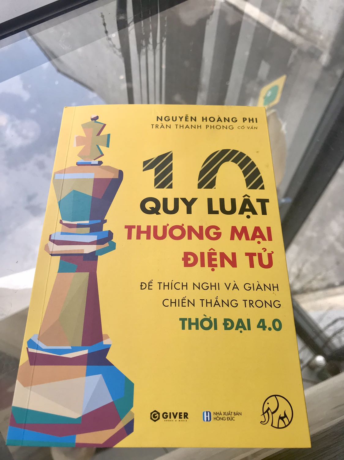 Bộ sách này ra mắt đúng lúc mình đang cần. Xem qua mục lục và một vài trang thì thấy nội dung rất hữu ích. Riêng mình, mình sẽ đọc cuốn Sức Mạnh Thương Mại Điện Tử trước vì bị hấp dẫn bởi những chương đầu tiên. Mỗi cuốn sách đều có chức năng riêng của nó làm mình cảm thấy tự tin hơn cho những dự định của mình trong năm mới. Mình rất thích và ấn tượng với sách của GIVER, sẽ ủng hộ dài dài.