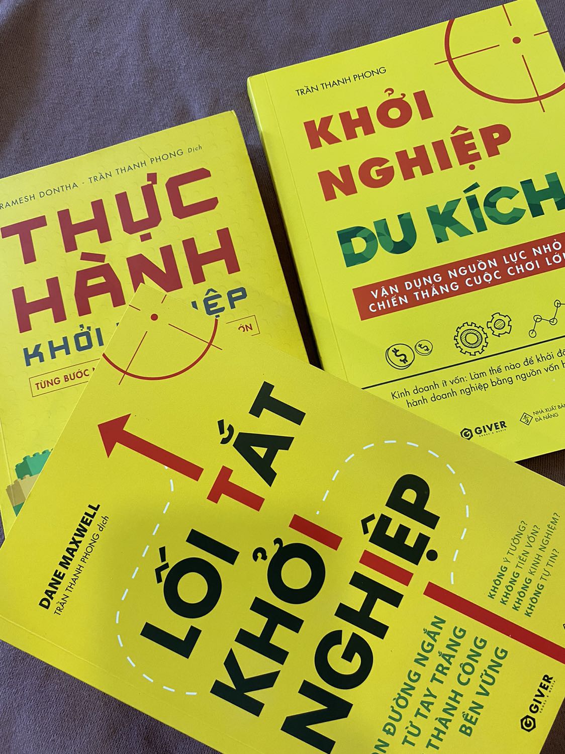 Đang tính mua mấy cuốn lẻ thì KHỞI NGHIỆP BOOK lại ra mắt 2 combo Khởi Nghiệp Bán Lẻ và Khởi Nghiệp Du Kích nên mình hốt luôn, hehe 
Đúng với tên KN Du Kích - bộ sách 3 cuốn khác nhau nhưng lại có mỗi liên kết mang đến những thông điệp mới lạ mà chính những “dân mới” trong làng khởi nghiệp đang loay hoay tìm kiếm.
