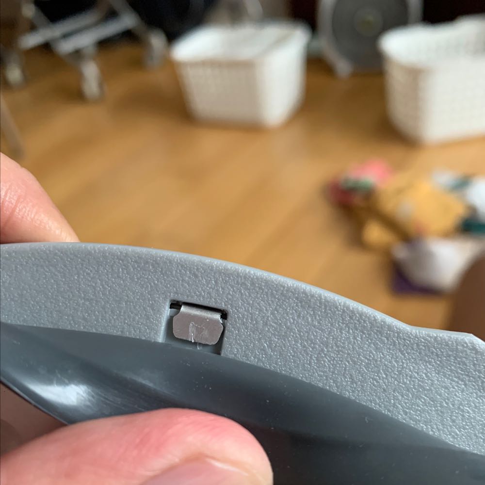 Đã có việc mở ra và lắp lại làm hỏng, chờn gien vít của gioang cao su của phần nắp ngăn nước bay hơi.