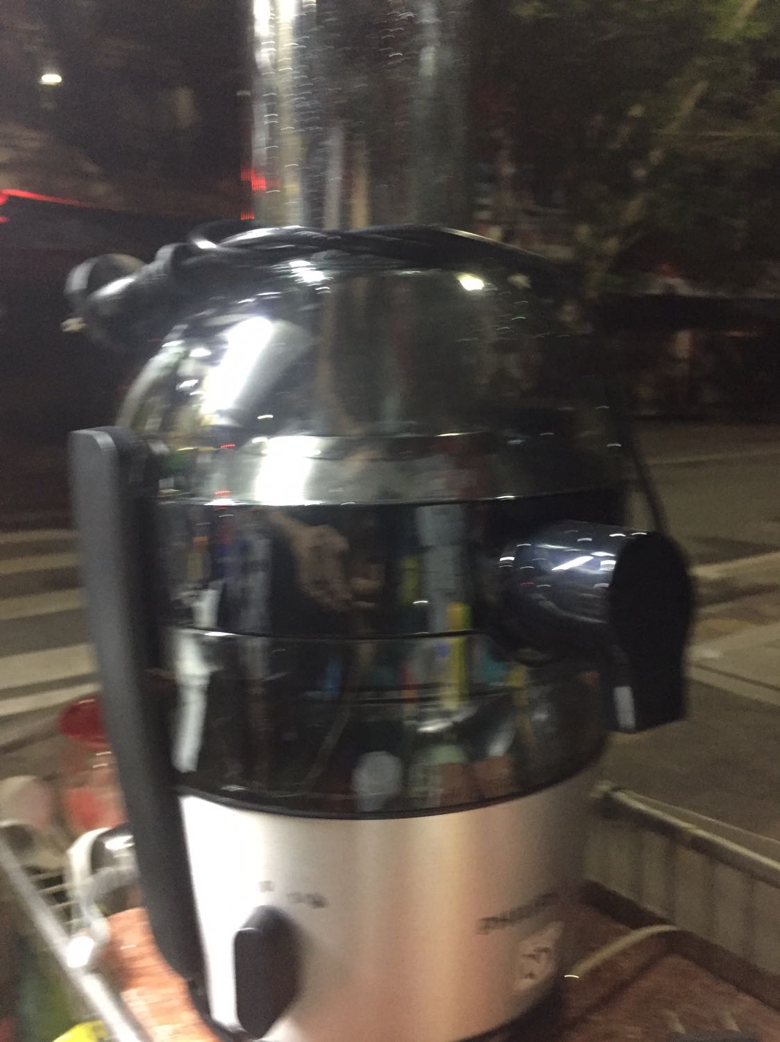 Máy chạy êm,bã tương đối khô so vs dòng ép nhanh. Thích nhất chế độ tự làm sạch,còn độ bền thì còn phải chờ thời gian. Nhưng dòng phillip thì khá bền. Cho tiki 5🌟