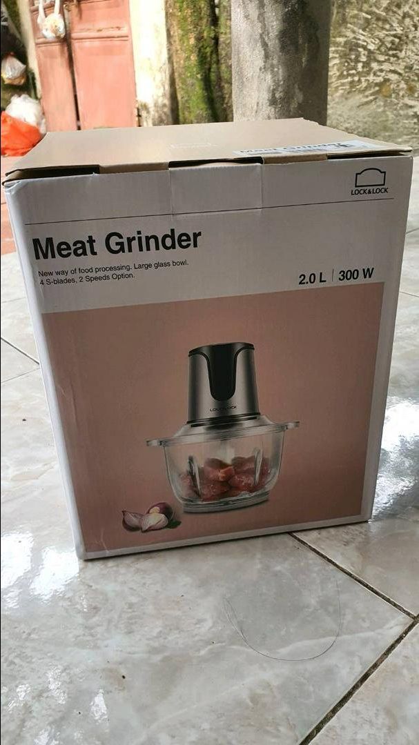mới nhận hàng sài rất okki. hàng lock lock chính hãng có khác, nên không có vấn đề gì để chê, máy xay nhuyễn , động cơ êm, lưỡi dao sắc. bữa mình có mua 1 máy xay thịt giá rẻ mới *** mà đã bụp 1 cái. nói chung mọi người nên chọn máy có thương hiệu uy tín mua nha. hàng shop này uy tín mà giá rẻ nữa. mọi người nên mua nha