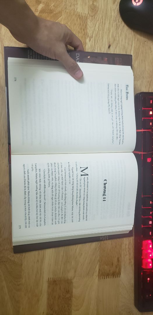 Hình thức sách không vấn đề gì, giấy vàng dịu mắt. Về nội dung thì đây vẫn là một tác phẩm hay của Dan Brown. Vẫn phong cách lôi cuốn,  kịch tính và đầy bất ngờ đã làm nên thương hiệu của tác giả. Tuy nhiên phần kết thúc và giải quyết nút thắt trong truyện hơi có cảm giác gượng và một chút gò bó. Mặc dù vậy cuốn sách cũng đủ khiến mình bỏ 1 ngày làm việc để đọc bằng hết. xD