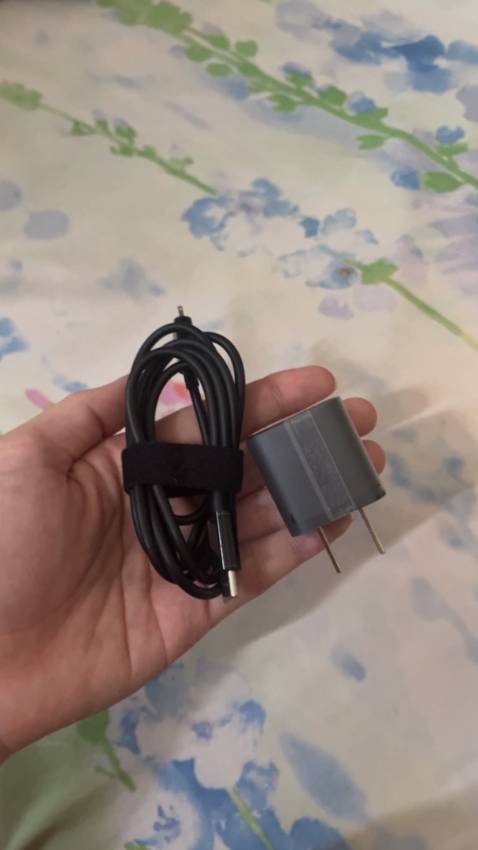 Sạc nhanh, hiện tại đang dùng cảm thấy rất tốt. Thiết kế nhỏ gọn xinh xắn. hàng mới nguyên seal