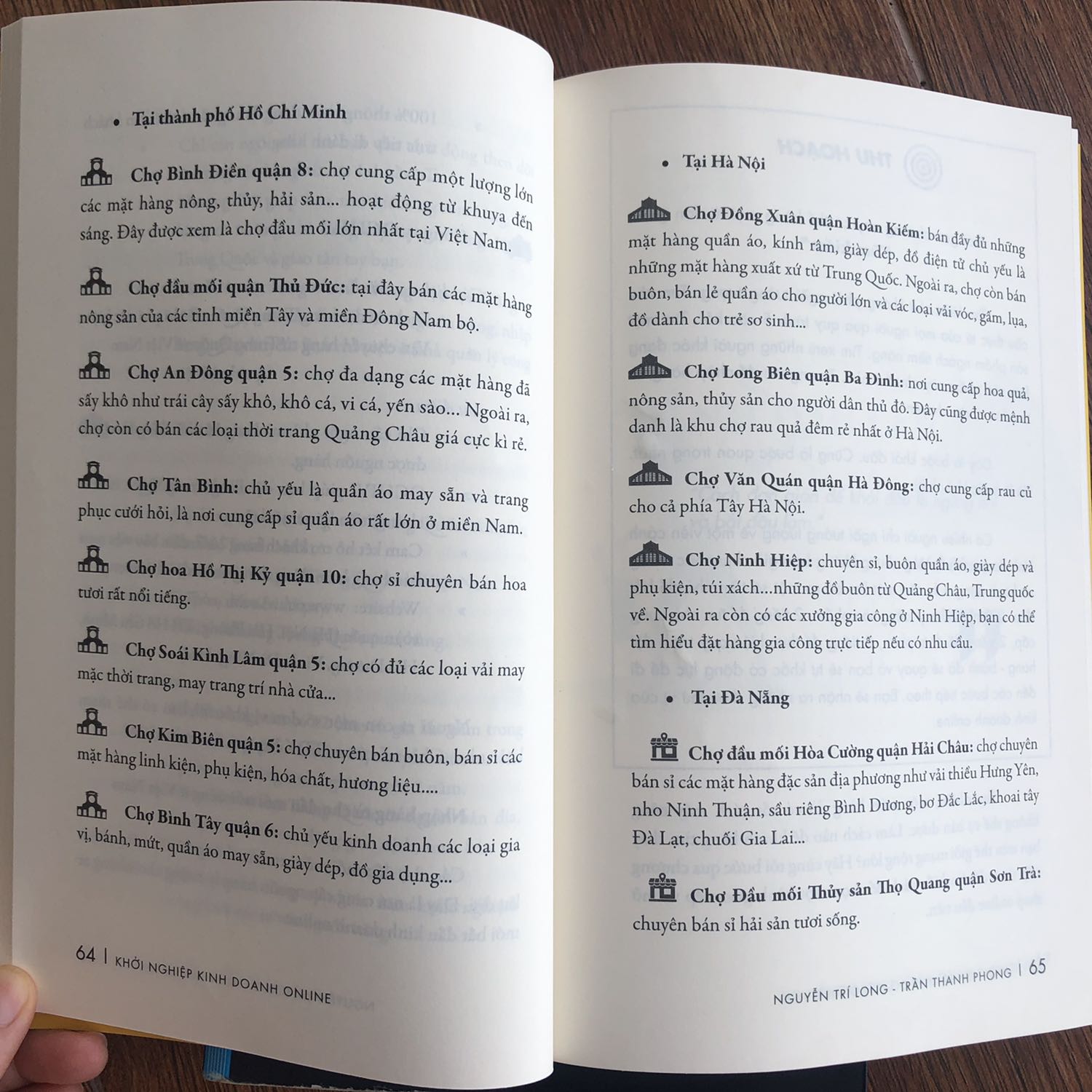 Một quyển sách cực chất về kinh doanh online cho người mới bắt đầu hoặc muốn kinh doanh Online. Bán gì, lấy hàng ở đâu thì có giá tốt, làm sao để quảng cáo, làm sao để livestream bán hàng được nhiều người xem. Làm sao để khách hàng quay lại đặt hàng và trở thành khách hàng lâu dài cũng là một vấn đề khó khăn với những ai kinh doanh lâu năm chứ đừng nói chi đến người mới tập tễnh bắt đầu.

Bí kíp toàn thư cho một người mới để hiểu toàn bộ quy trình và biết cách làm cụ thể cho từng công đoạn.

Tác giả cũng là người kinh doanh, là giảng viên nên cũng chia sẻ cực kỳ chi tiết giúp cho người “học trò” như mình đỡ bối rối khi  bắt tay vô làm.

Mình vừa mới bắt đầu kinh doanh online mấy tháng nay, chật vật loay hoay suốt, nay vớ được bí kíp thì mừng ơi là mừng.

Sách đẹp, chữ to rõ và có nhiều hình minh hoạ sinh động. Một chiếc bìa quá cute cho chủ đề quá hot.
Ps: hai đứa em mình đã mua ngay 2 cuốn sau khi mình đọc hết các mục lục :D