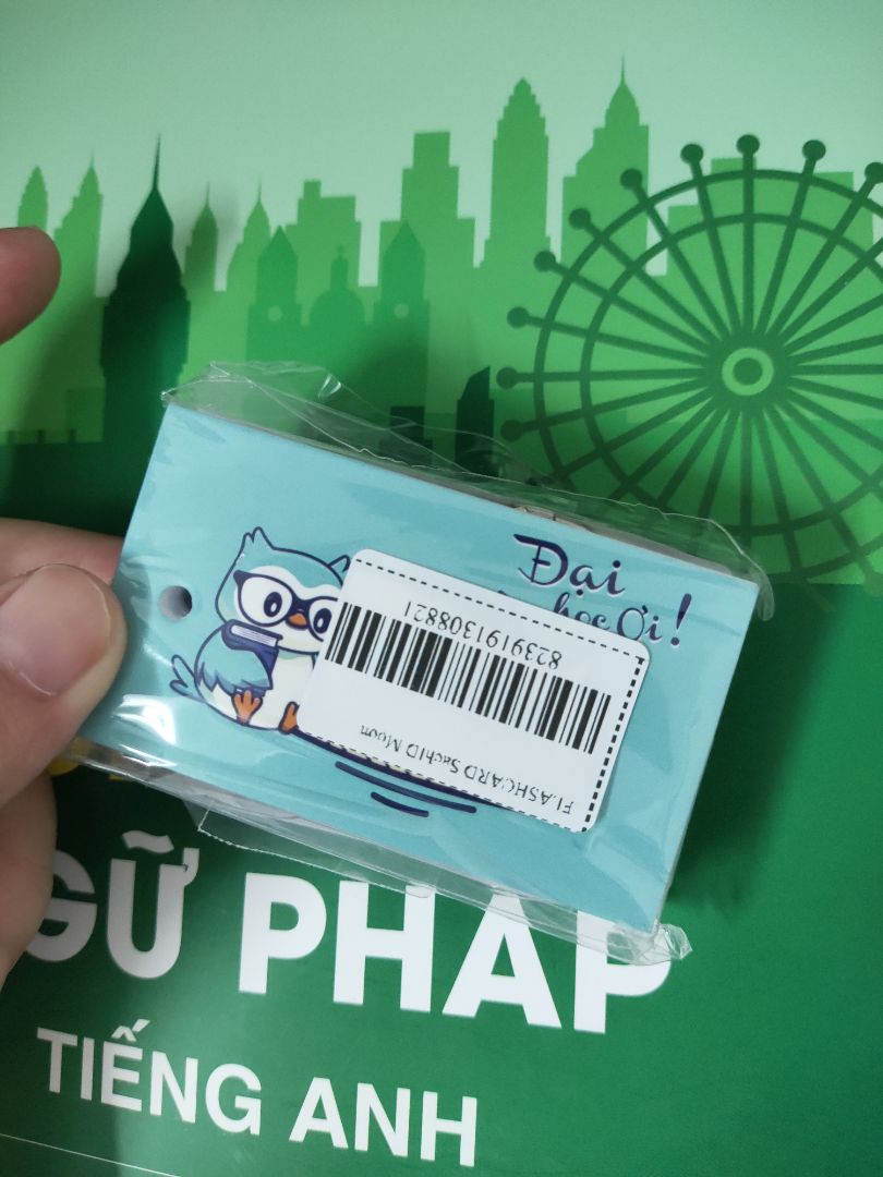 Ấn tượng đầu tiên là sách siêu dày, có đầy đủ bài tập ngữ pháp và cũng như các bài giảng id. Mình cảm thấy sách cô Trang Anh soạn rất ổn nên mình tin tưởng và đặt mua. Hi vọng nó sẽ giúp ích cho mình trong quá trình ôn luyện thi Đại Học sắp tới đây. À còn đc tặng quà là flashcard nữa á :3