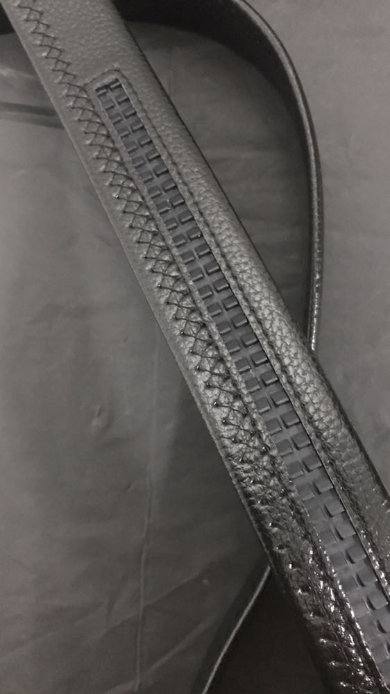 Lấy về sài mấy hôm rồi mới lên đánh giá cho mọi người biết. Dây da mềm dài chắc mấy anh bụng bự đeo ok còn mấy anh bụng bé thì cắt ngắn đi xíu là ok rồi. Đầu khoá chắc chắn, nhìn đơn giản nhưng rất đẹp, dễ phối đồ. Nói chung là sản phẩm khá ok. Đáng mua các bạn ạ.