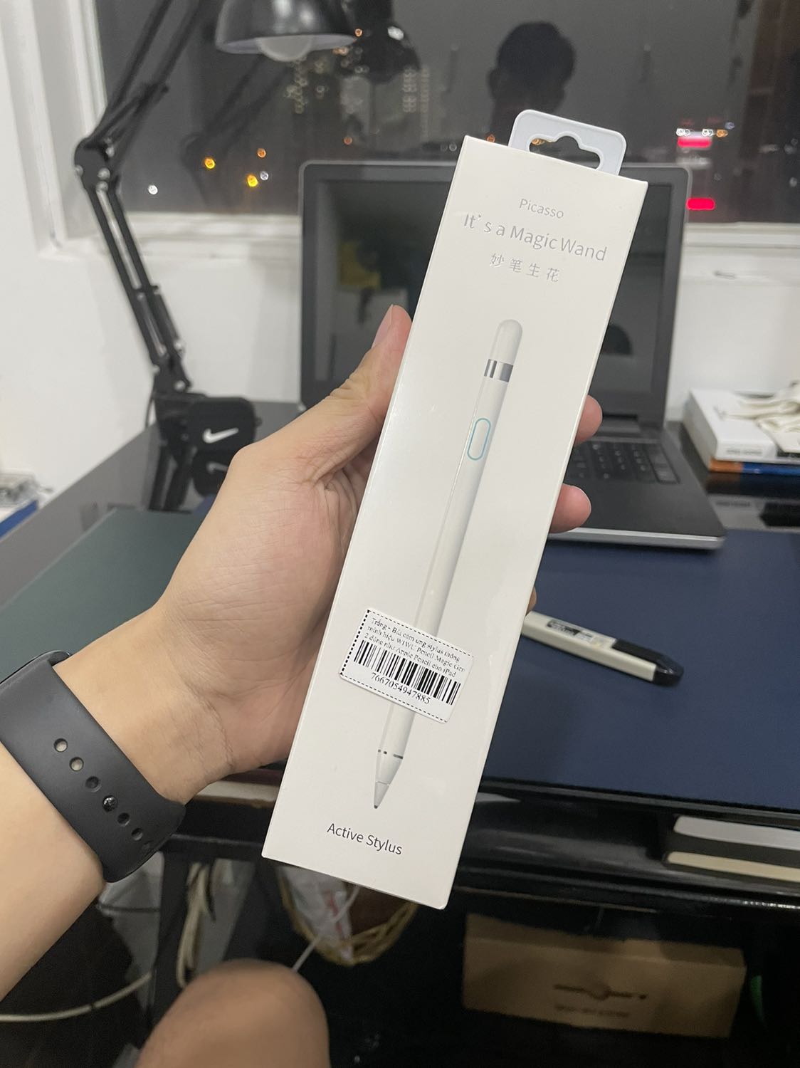 Tiki giao nhanh. Đúng. Đủ. 
Còn bút thì k có gì để bàn. Bút cảm ứng k cần kết nối Bluetooth. Độ nhạy không cao.