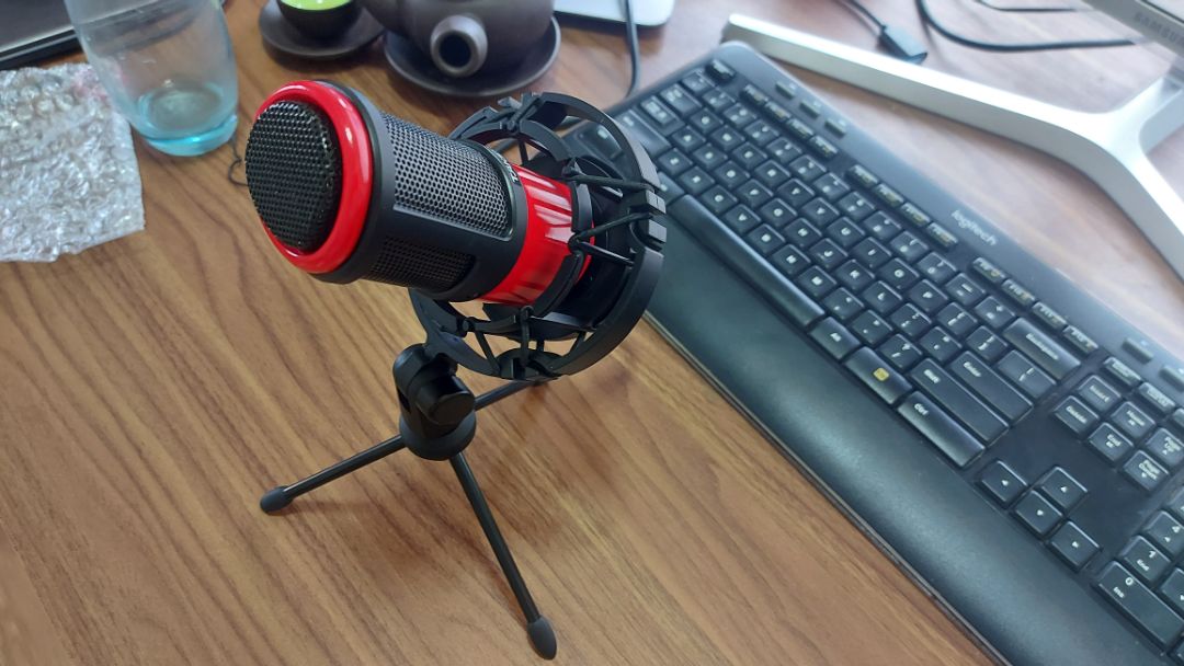 May mà có đọc review mới biết cái mic này cần bộ nguồn đi kèm, không thì mất thời gian rồi. Rất dễ sử dụng.
Ngạc nhiên là hàng đặt sau mà lại tới trước các đơn khác, shop làm việc quá nhanh gọn.