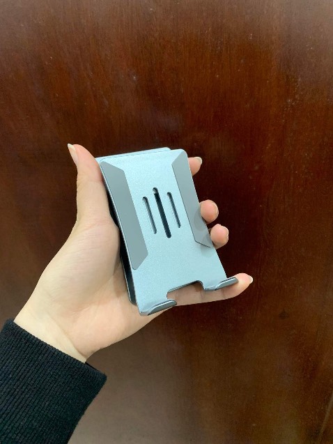 Mình đã thử nhiều mẫu giá đỡ khác nhau, đây là mẫu mà mình hài lòng nhất. Đẹp, chắn chắn, điều chỉnh linh hoạt, cầm nặng tay... nên khi thao tác trên điện thoại không bị rung, đổ.