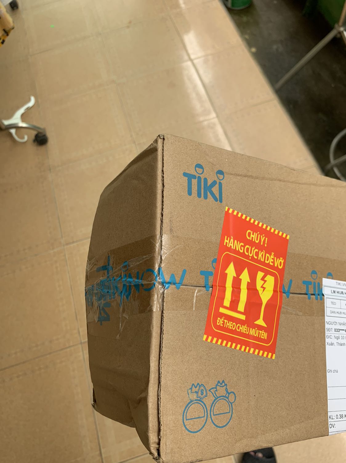 Có ghi hàng cực kì dễ vỡ mà giao đến móp hộp hết, may phía trong không bị gì, ghi nắp gỗ nhưng là hoa văn giống gỗ thôi, nhưng nhìn vẫn đẹp, còn về việc giữ nhiệt thì chưa thử nên chưa ns gì thêm