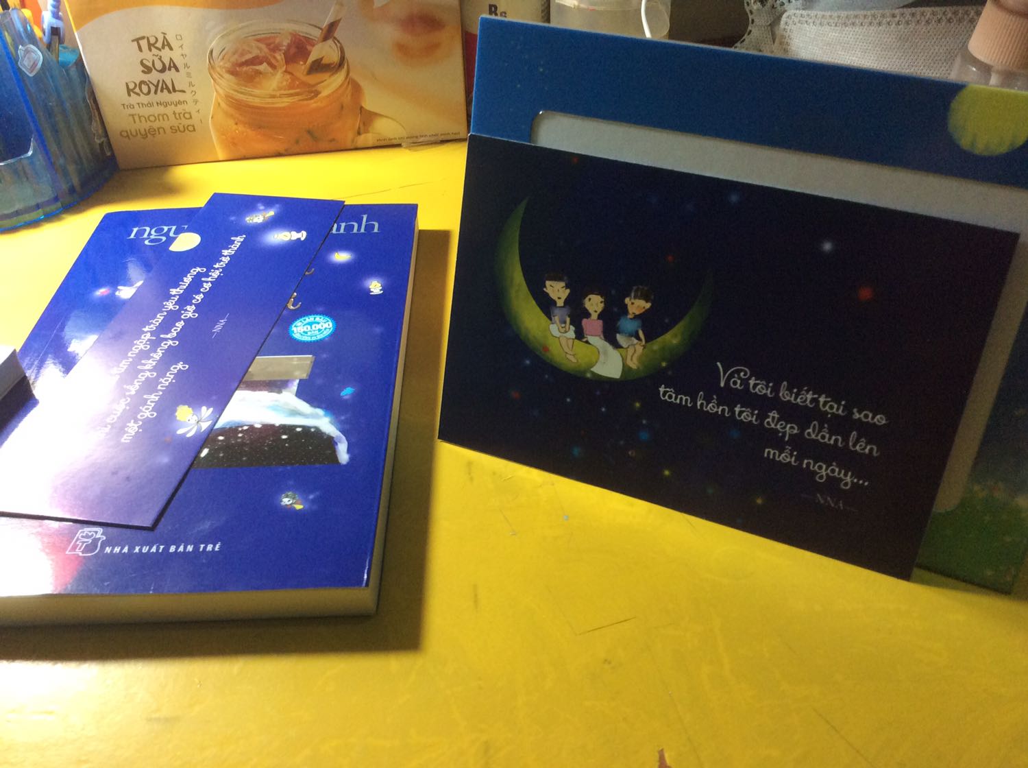 Sau một hồi loay hoay đã biết lồng ảnh vào khung:)), tưởng sẽ không có bookmark mà có luôn. Sách, bookmark, khung ảnh vẽ tay, dễ cưng lắm luôn Sau một hồi loay hoay đã biết lồng ảnh vào khung:)), tưởng sẽ không có bookmark mà có luôn. Sách, bookmark, khung ảnh vẽ tay, dễ cưng lắm luôn