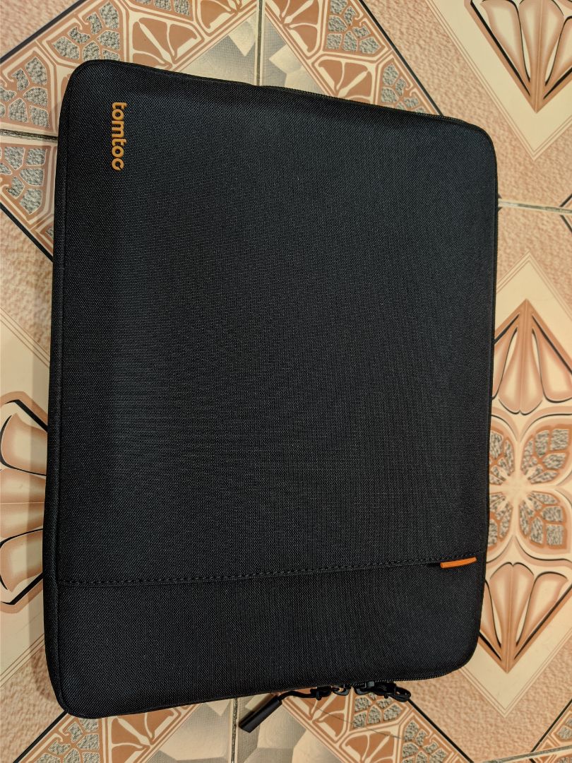 Thiết kế chắc chắn, ruột có đệm dày. Nhét laptop Asus Zenbook vào vừa khít. Có rơi cũng đỡ sợ va đập mạnh hư hỏng laptop.