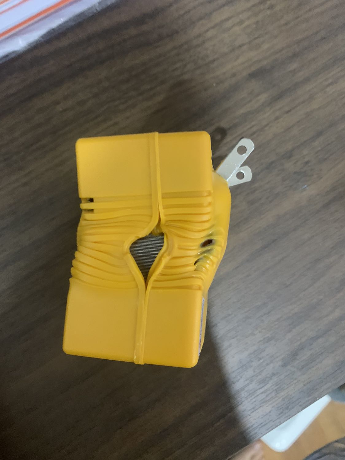 Sản phẩm lúc cắm vào ổ điện thì phát ra tiếng nổ lớn, làm nhảy CB điện trong nhà. Bộ đổi nguồn mới mua bị biến dạng. May mắn là không ảnh hưởng đến tính mạng người trong nhà. Đề nghị TKi làm việc với nhà cung cấp để hoàn tiền và đền bù thiệt hại cho tôi.