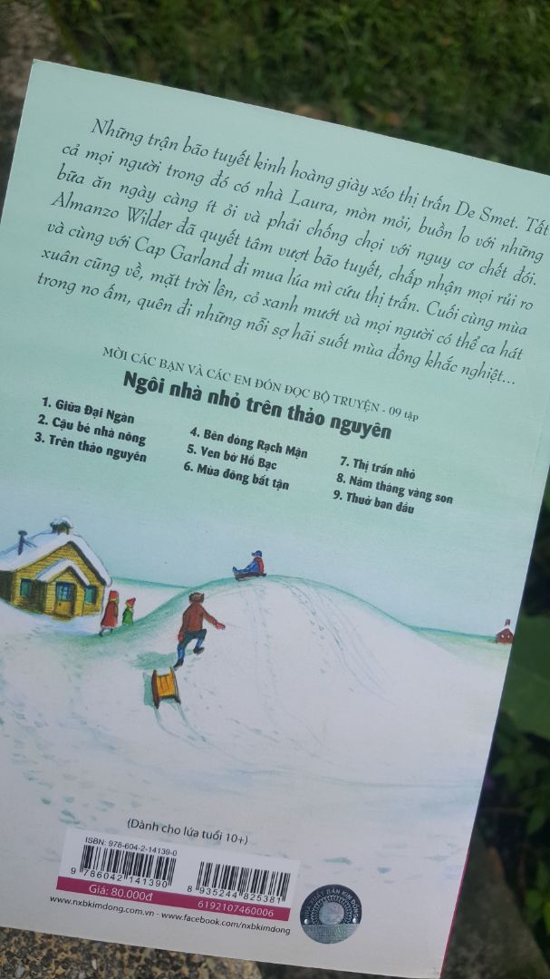 Về hình thức: sản phẩm đến tay mình hoàn hảo không tì vết nên mình rất ưng ý ạ.

Về nội dung: mình đọc tập 6 này trong dịp Noel và không khí rất lạnh lẽo. Hầu như cả ngày đều lạnh luôn. Xuyên suốt những trang sách, mình tự nghĩ nếu bản thân sống trong mùa đông khắc nghiệt này thì chưa chắc gì đã vượt qua được. Ấy vậy mà các cô gái nhỏ của chúng ta vẫn cảm nhận được cái đẹp của mùa đông. Một tinh thần rất lạc quan và đáng học hỏi luôn.

Bên cạnh đó, mình rất yêu thích những hình minh họa nhẹ nhàng được bố trí hài hòa trong các trang sách nữa.