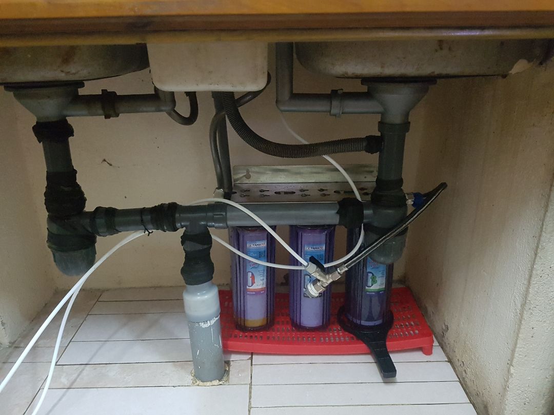 Nhà đã có máy lọc hịn nên mua lọc này để lọc "tiền trạm" giảm việc thay lõi lọc nhưng đọc review các bác toàn chê nên muốn mua có phần hoang mang nhưng sau khi xem các trang tmdt khác thì vẫn chọn tiki là đối tác, giá tuy cao nhưng bù lại free ship, đổi trả chắc cũng ổn hơn ( dù mua hàng đâu ai mong phải đổi). Nhà cung cấp nói chung là có nguồn gốc rõ ràng, dòng này thường nhưng quét Q code cũng có site 9 hãng. Lắp đặt chảy nước hay ko là do mình nhé, cần kỹ mới được vì đồ liên quan đến nước ko đơn giản. có đôi hình ae xem qua, hãy ủng hộ.
