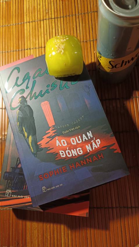 Áo quan đóng nắp - Sophie Hannah
(Viết theo phong cách truyện trinh thám phá án Agatha Christie)

#koolj_book_review

Sách dày, chữ bé. Ko thấy lỗi chính tả. Một số cụm từ dịch khá khó hiểu: thoát thân..

Phải tới cỡ trang 135 mới có án mạng. Xong manh mối của Kẻ giết người có lẽ ai chú ý đọc chi tiết sẽ ở trang 67.

Sách dày ,412 trang, xong có lẽ tới trang 275 bạn có thể đoán ai là thủ phạm gây án.
.
.
Câu chuyện xảy ra trong một biệt thự. Án mạng xảy ra vì đầu độc. Và những kẻ tình nghi cũng đều ở trong nhà

Tóm lược: Phu nhân tử tước Playford - Athie, công bố chúc thư. Tối đó hiện diện: anh chàng thư ký ốm yếu Scotcher và y tá Sophie, các con gái Claudia và hôn phu Kimptom, con trai Harry và vợ Dorro, thanh tra  Catchpool, Poirot, đại diện hãng luật Gatheclose và Rolfe, kèm quản ra Harret, hầu gái Phylis.

Chuyện bắt đầu từ đây khi bà Athie tuyên bố để lại gia tài cho thư ký Scotcher, một ng ốm yếu, và đc báo 2-3 tuần tới sẽ có thể qua đời. Sau khi tuyên bố chúc thư, có nhiều tranh cãi, từ các con, từ các quan khách ở đó.
.
.
Tới trang 135 án mạng đã xảy ra, ko ai khác là thư ký Scotcher. Và từ đây thẩm vấn của Poirot bắt đầu.

- Scotcher bị gậy đánh vào đầu tử vong. Xong khám nghiệm thì cho ra kết quả: bị đầu độc. Và thực tế Scotcher ko bệnh tật gì cả

- Poirot phát hiện ra đây là vụ án sát hại nạn nhân theo cặp. Và các động cơ và manh mối thủ phạm sau:

- Với Rolfe tình cờ nghe đc chuyện hai kẻ một nam một nữ bàn chuyện về "áo quan mở nắp"

- Với Gatheclose, có vẻ người này co động cơ khi muốn được làm thư ký thay thế cho Scotcher

- Với Sophie, đã  bị cho là nói dối và, thực sự Scotcher đã chết trc đó

- Với Harry và Claudia, cũng có nguyên cớ, do cả hai đêù ko đc chia tài sản

- Với Dorro hay Kimptom, đều là ng ngoài, Kimptom giàu có sẵn, có lẽ ngoại phạm. Dorro thì có thể hỗ trợ chồng gây án.
.
.
Vậy ai là thủ phạm, anh chị em tìm.đọc tiếp.
.
.
Điểm hay: cấp độ tầm trung, cũng khá dài dòng khi lập luân nhiều tình nghi trong khuôn viên hẹp kiểu: Quân bài trên mặt bàn; Sau tang lễ; Án mạng sông Nile; Ai giết ông Ackroyd...

Điểm chưa hay: dài dòng; lối viết ko sáng tao hay ngã ngửa như: Ai giet ông Ackroyd, nhiều chỗ viết khá sơ hở, ai tinh ý sẽ biết ngay thủ phạm từ trang 67. Manh mối xuyên về quá khứ, không đắt như: Con mèo giữa đám bồ câu; Vọng lâu tử thần; Nữ thần báo oán; Hẹn với thần chết...

#agathachristie