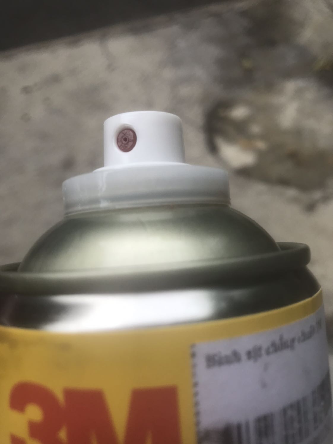 sản phẩm không biết có chính hãng hay không nữa vì thấy vài chi tiết khác với những sản phẩm 3M. ví dụ như có 1 ống nhỏ gắn vào đầu phun để phun những kẽ nhỏ nhưng đầu phun ko có thì làm sao gắn?