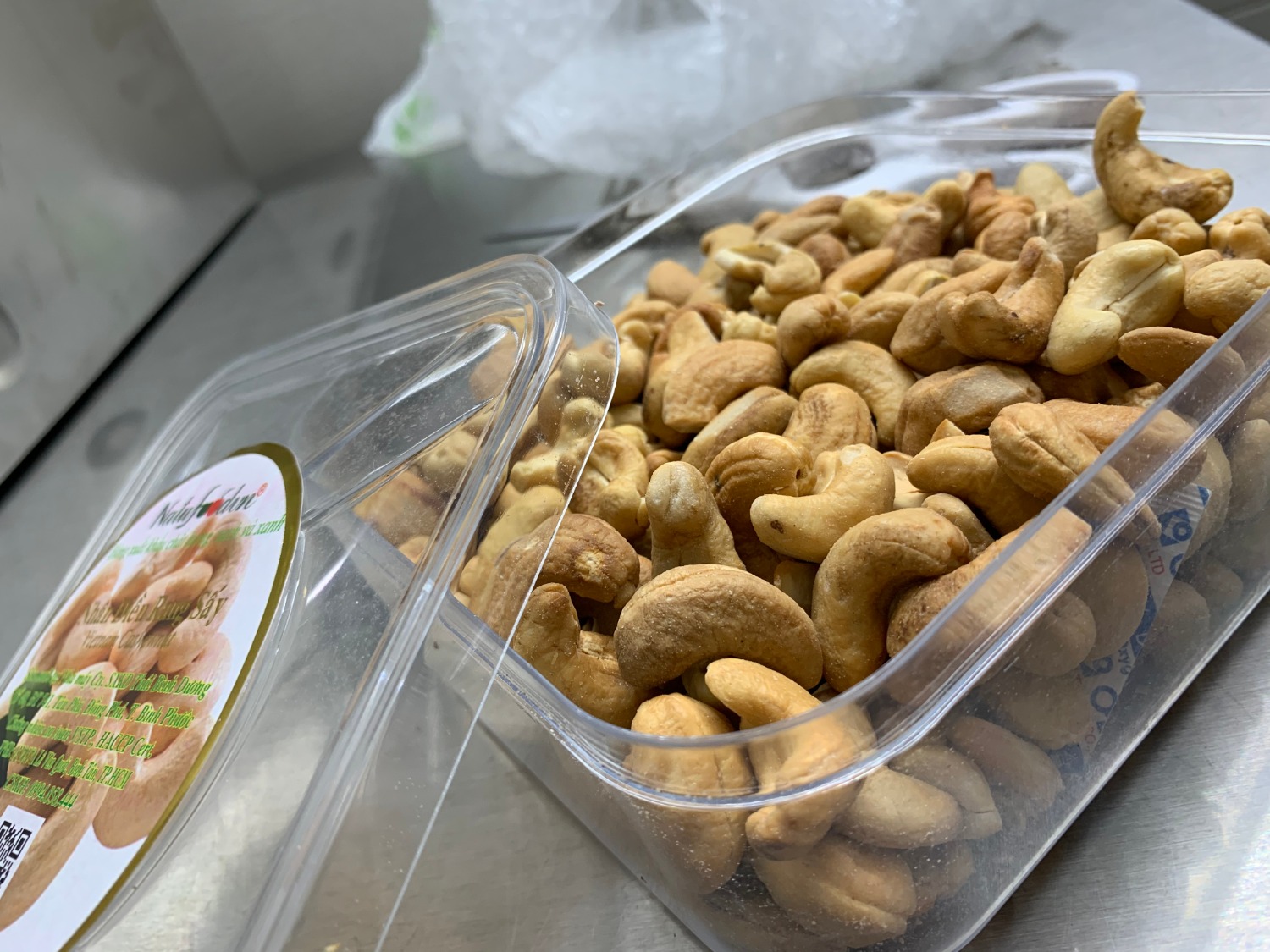 tiki giao hàng nhanh. đóng gói kỹ
đã mua hàng 2 lần mà lần nào cũng hài lòng.hạt điều mở hộp ra có mùi thơm bay ra liền, hạt giòn to hơn hôm trước tôimua nữa nên tôi vào cmt liền
ăn hết hộp này tôi sẽ mua  tiếp.