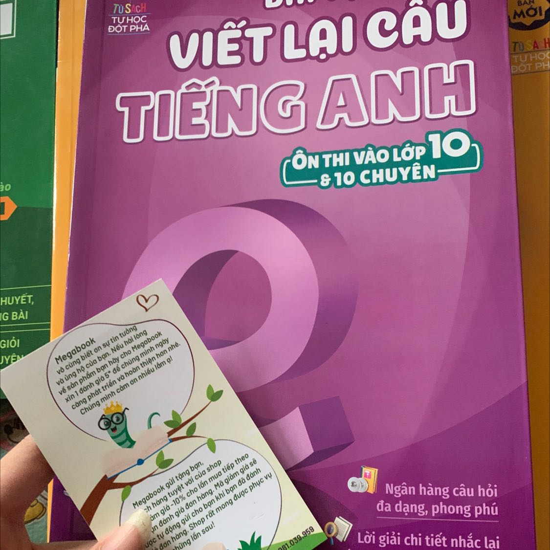 Sách như này nói chung cũng rẻ bìa in bóng nên khá thích có đáp án và giải thích rõ ràng nên không lo mình đang yếu phần này nhất nên mua sách này trước 🤭
