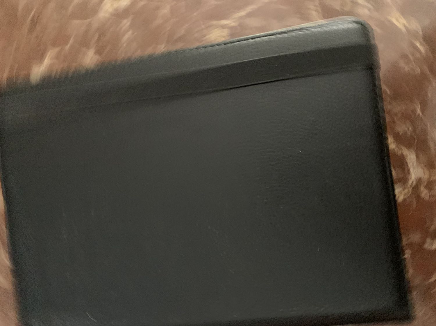 đóng gói cẩn thận, giá cả hợp lý nhưng chống ipad dễ bị tuột và không có nam châm để tắt màn hình khi gập lại.